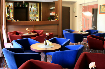 Wnętrze kawiarni Azalia z pięknym tarasem