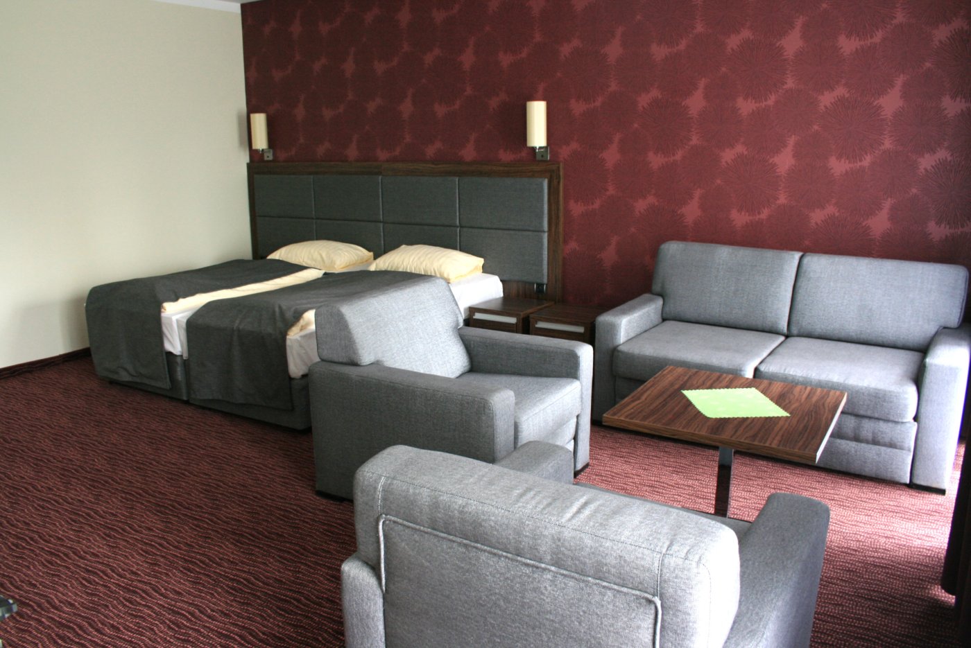 Pokój typu LUX - widok z łóżkiem i łazienką