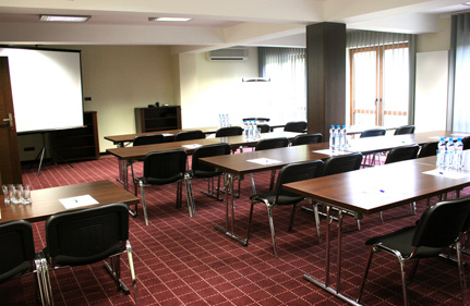 Sala konferencyjna wyposażona w sprzęt multimedialny
